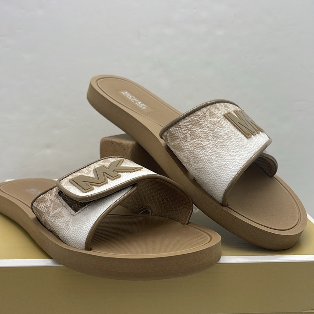 Michael Kors Slide Logo Sandals Palmer Ombré Signature
Husk 
NWT - Picture 5 of 16
